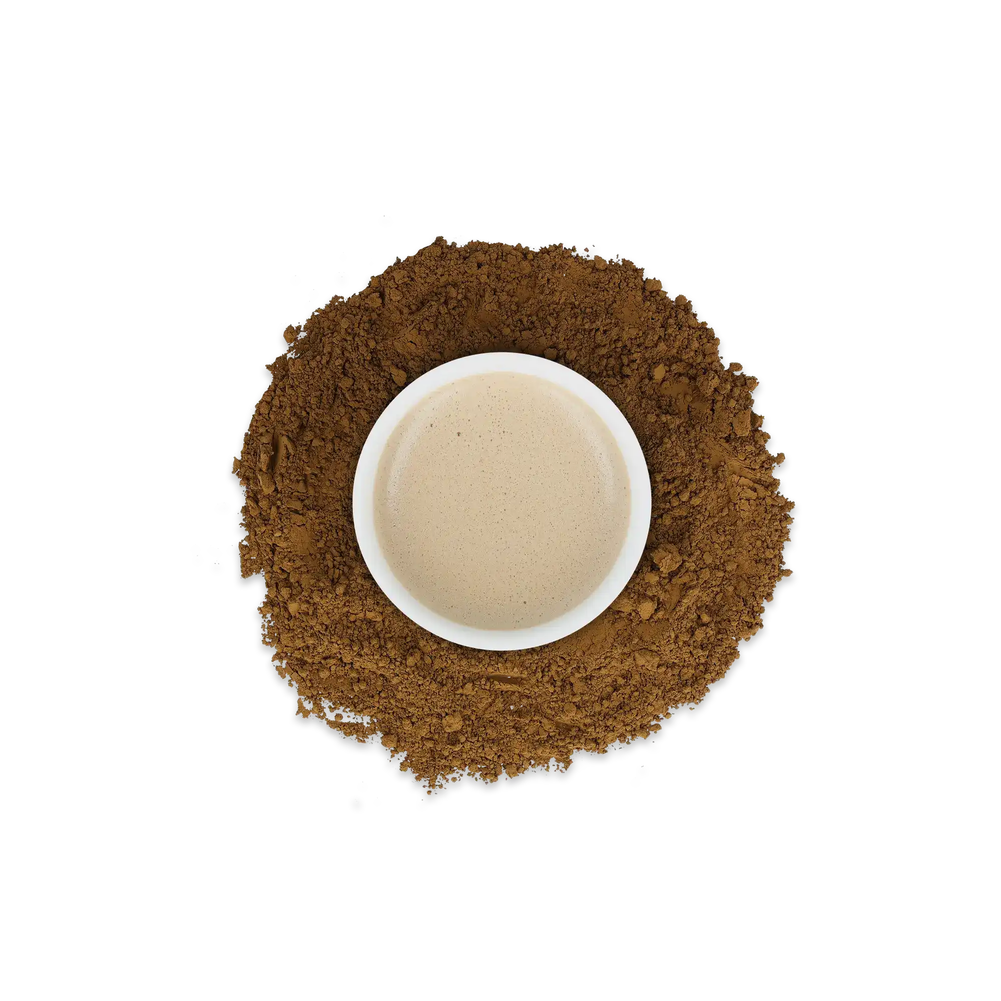 Weiße Tasse mit cremigem Cappuccino, umgeben von verstreuten Kaffeebohnen auf weißem Hintergrund.