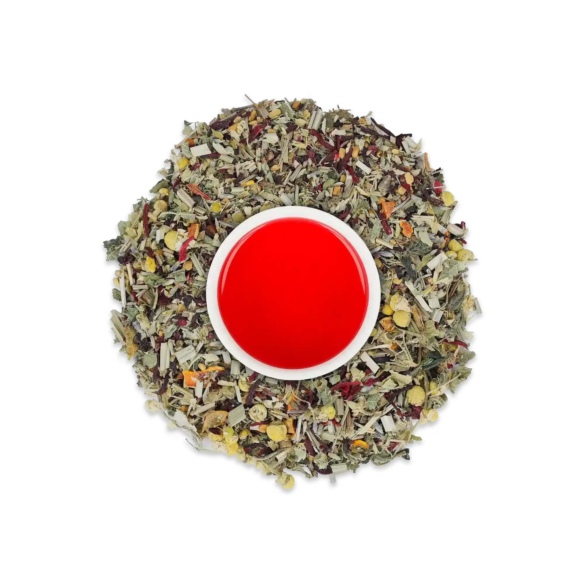 Kleine weiße Tasse mit rotem Kräutertee, umgeben von getrockneten grünen Blättern und Kamillenblüten.