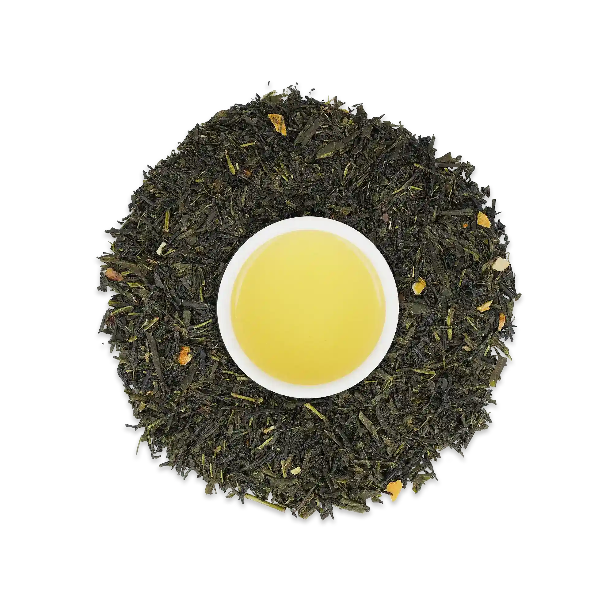 Weißer Becher mit gelb-grünem Shincha-Tee, umgeben von losem dunklem Tee und orangenen Noten auf weißem Hintergrund.
