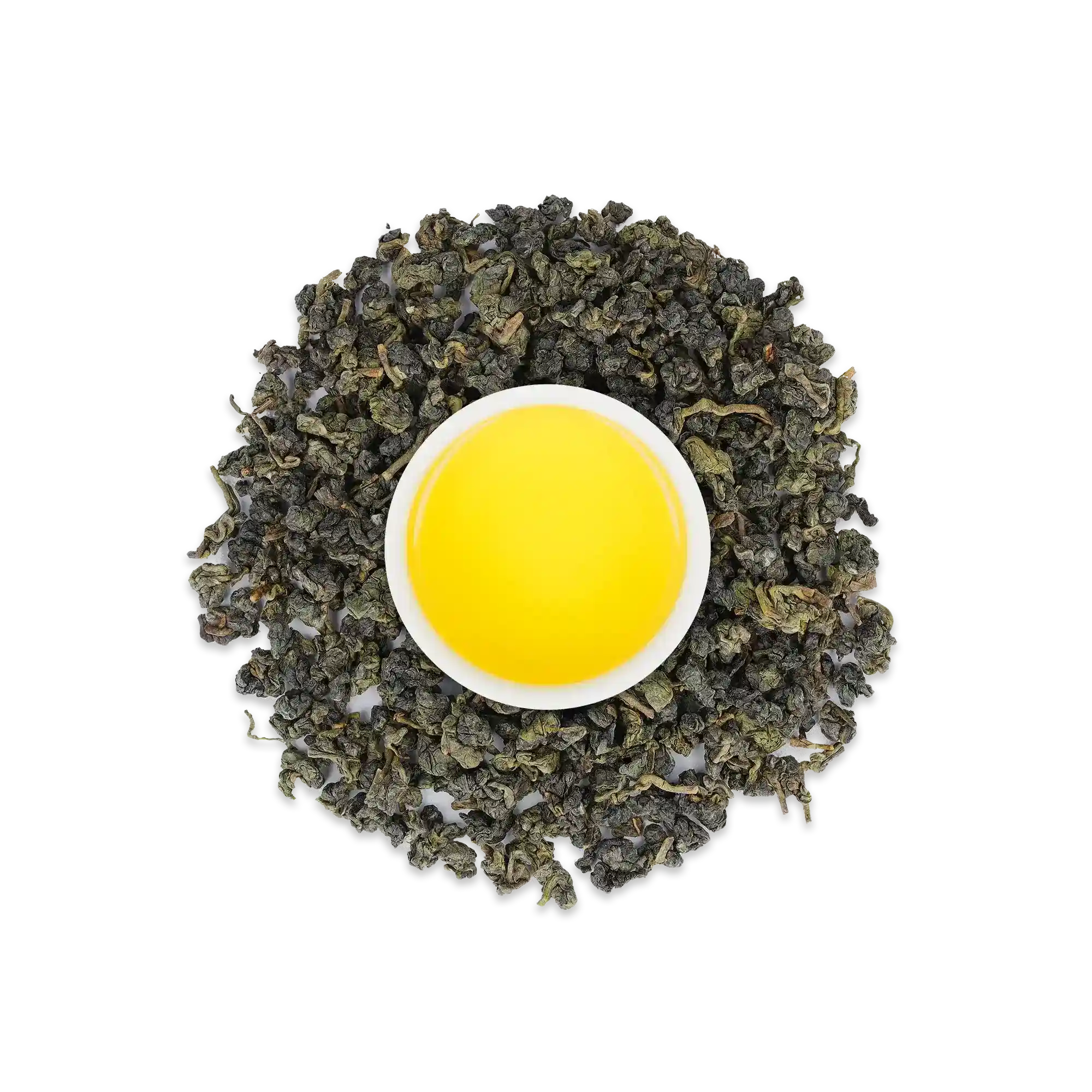 Kleine weiße Tasse mit leuchtend gelbem Tee, umgeben von grünen Teeblättern auf weißem Hintergrund