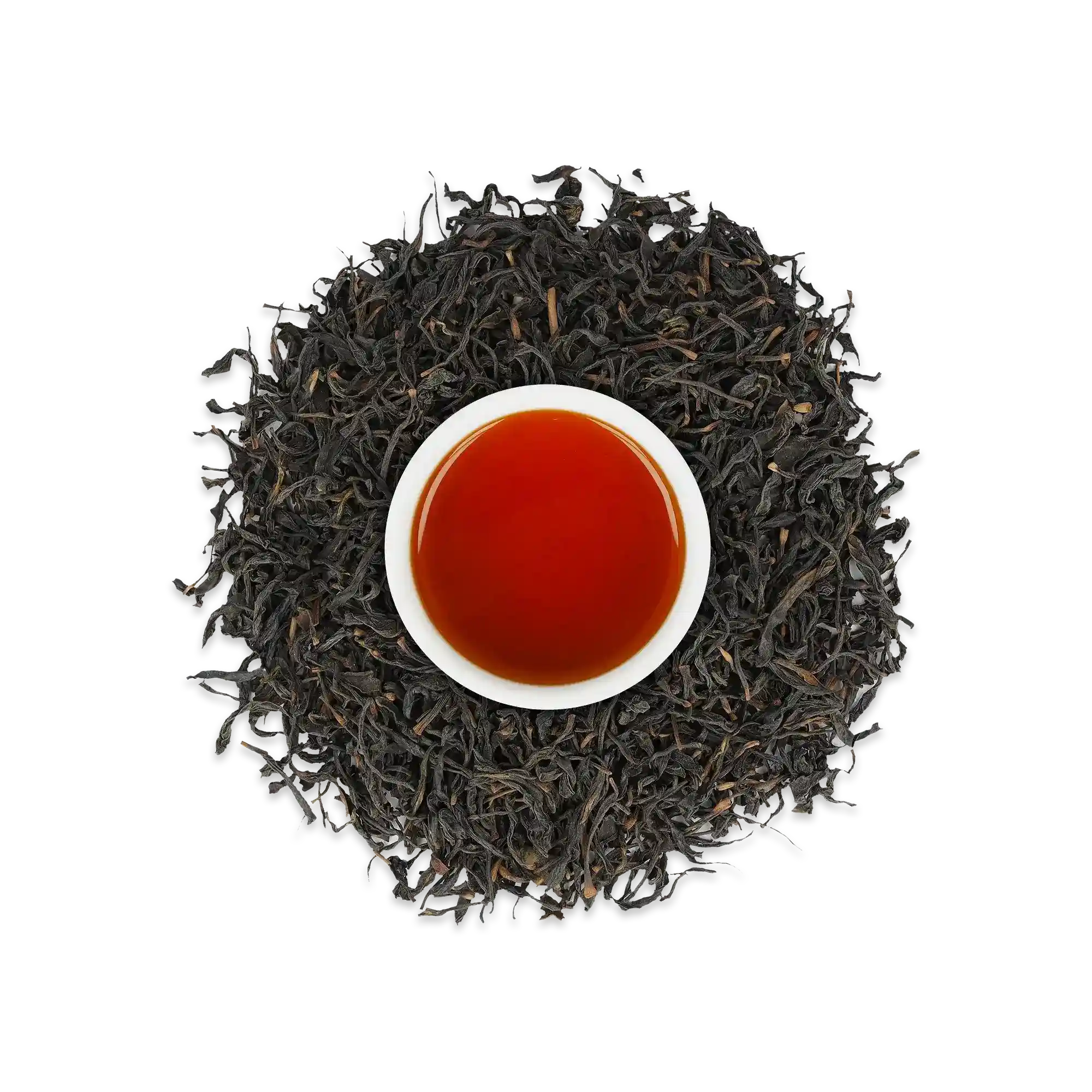 Weißer Becher mit dunkelbernsteinfarbenem Tee, umgeben von losen schwarzen Teeblättern, symbolisiert Schwarztee-Genuss.