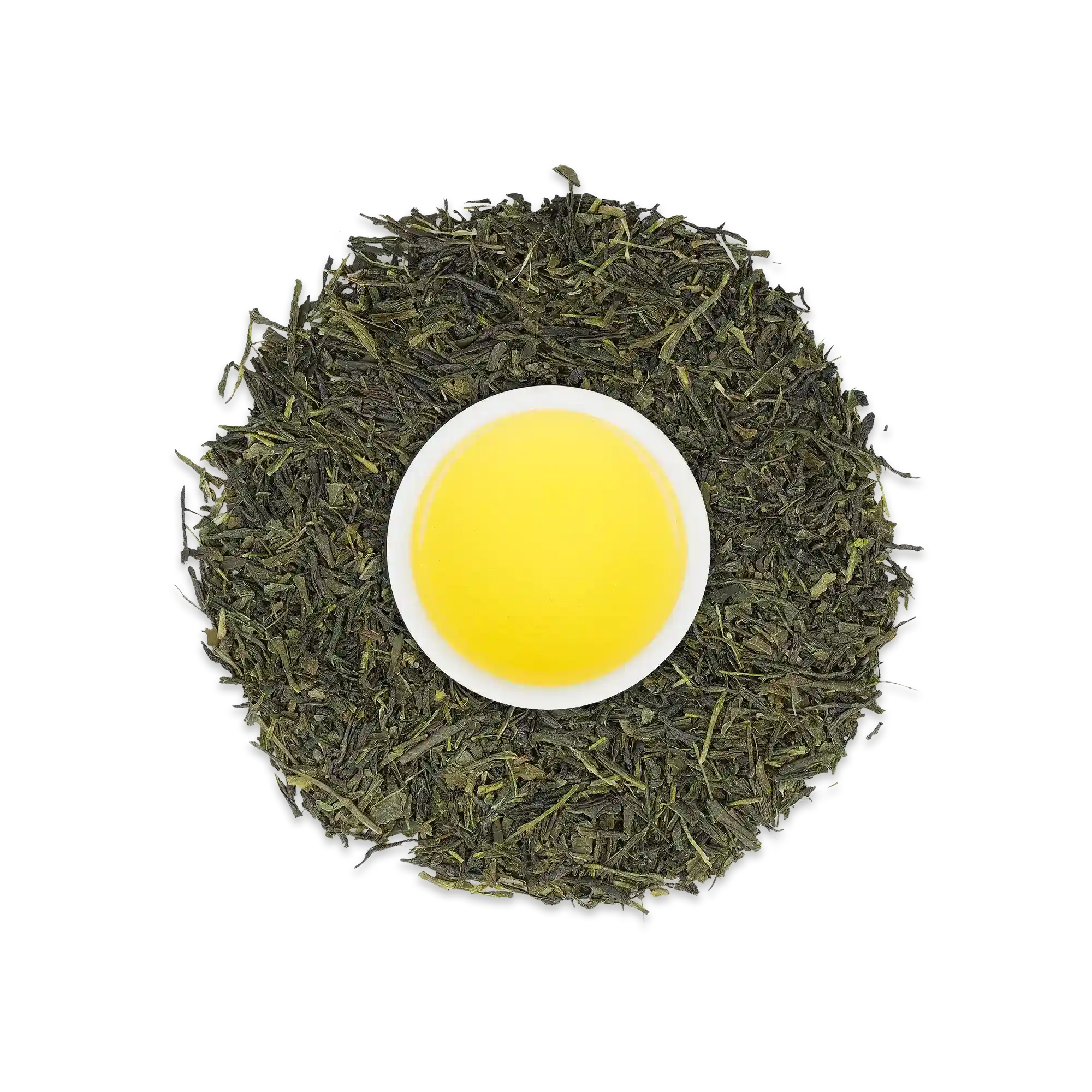 Weiße Tasse mit hellem grünen Tee, umgeben von grünen Teeblättern auf weißem Hintergrund.