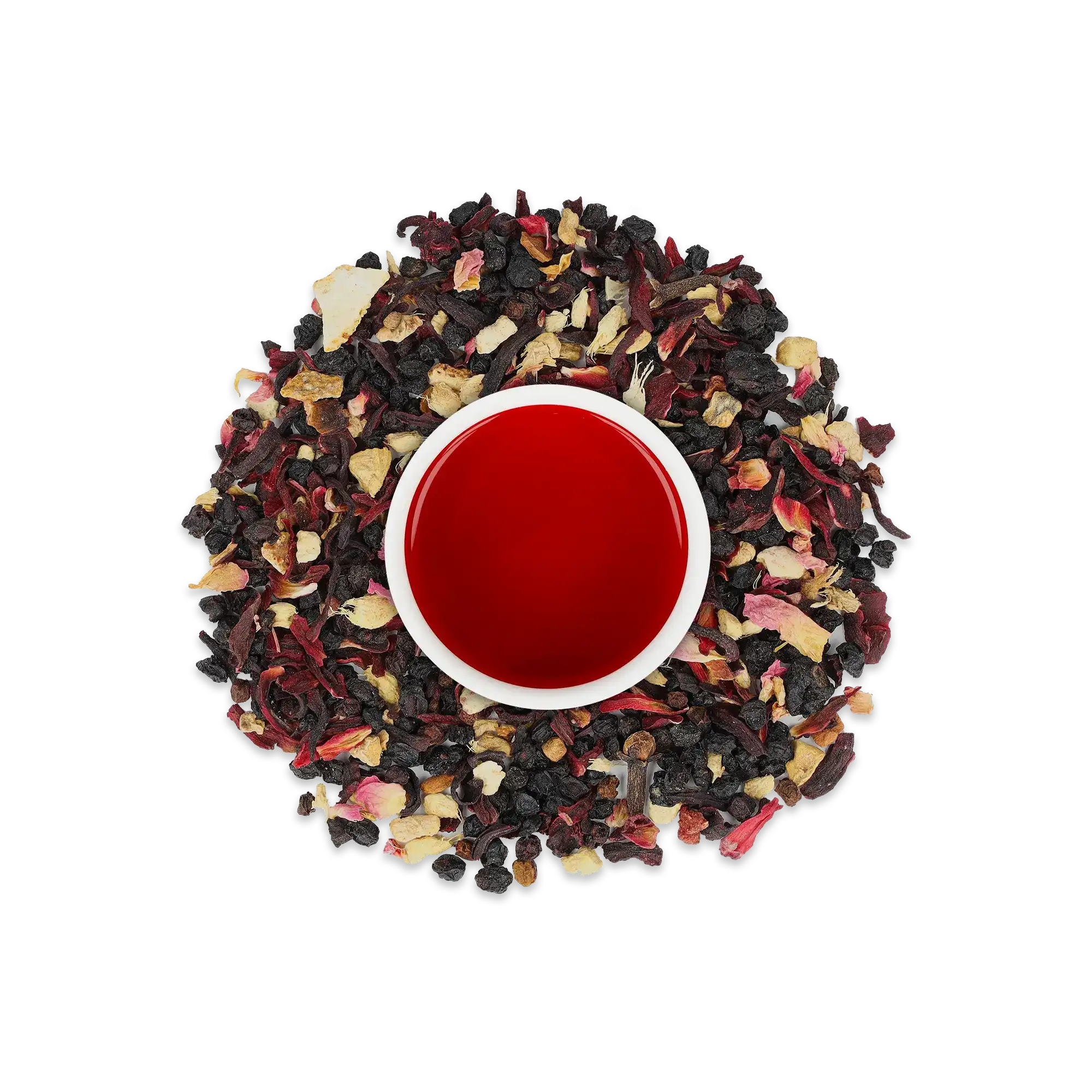 Weißer Becher mit rotem Hibiskustee und getrockneten Zutaten wie Hagebutte, Apfel, Brennnessel, Holunderbeeren.
