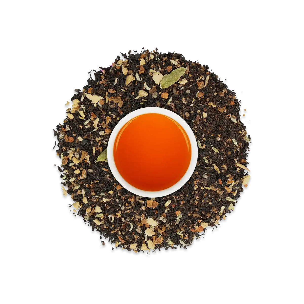 Weißer Keramikbecher mit leuchtend orangefarbenem Tee, umgeben von schwarzen Teeblättern und getrockneten Gewürzen.