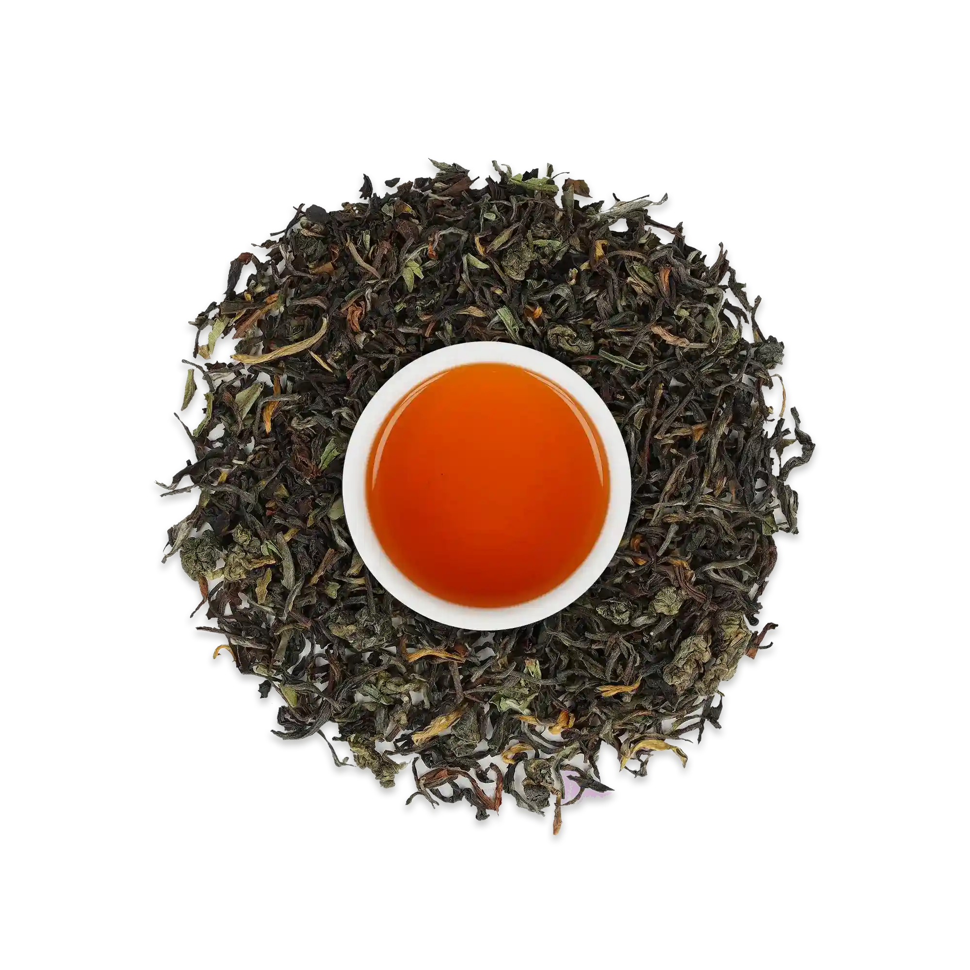 Orangefarbene Keramiktasse mit Tee, umgeben von gemischten losen Teeblättern in Braun-, Grün- und Gelbtönen, von oben.