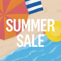 Strand mit orange-rotem Sonnenschirm, blau-weißem Handtuch und gelbem Ball am Meer. Text: Sommer Sale.