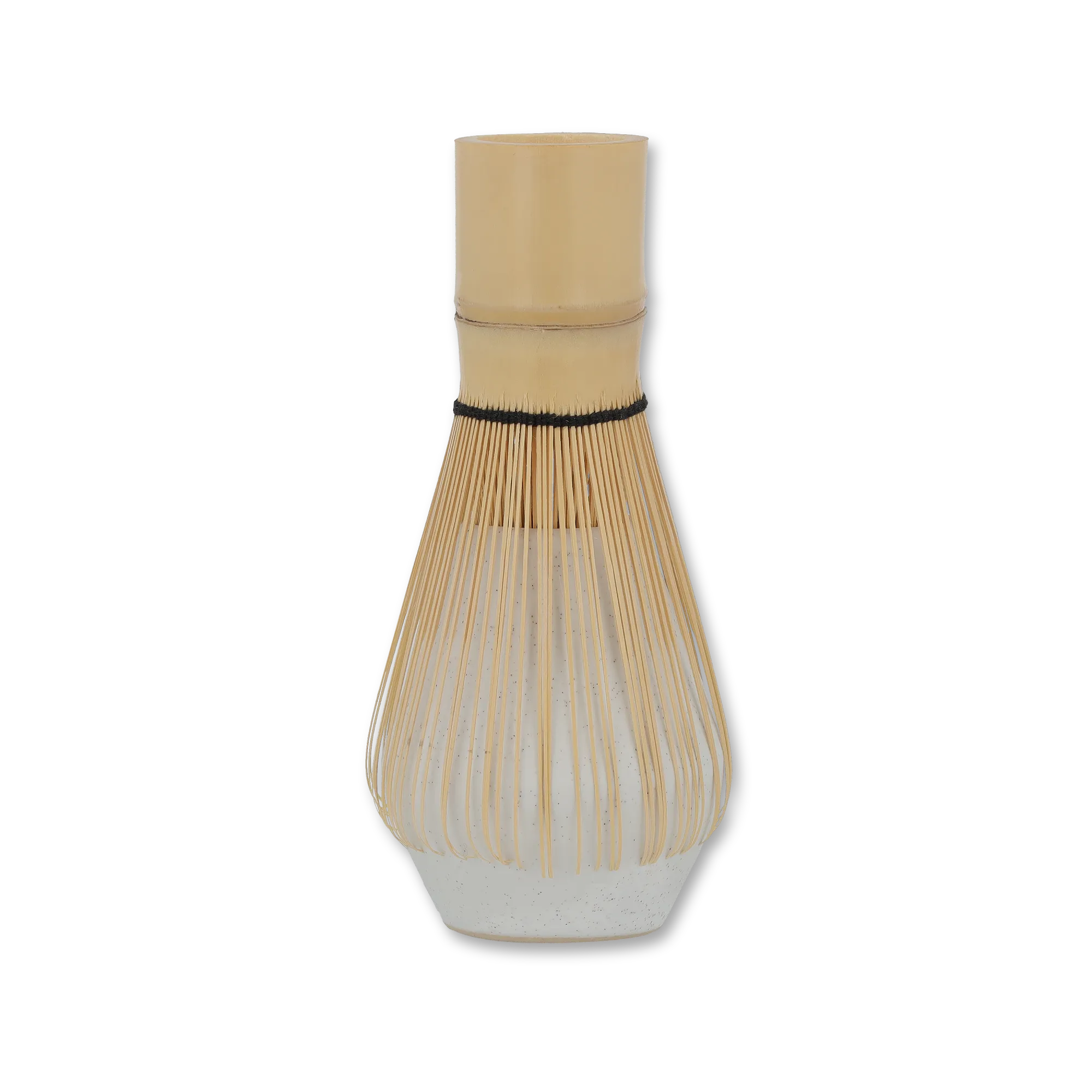 Traditioneller japanischer Matcha-Teebesen aus Bambus auf gesprenkeltem Keramiksockel