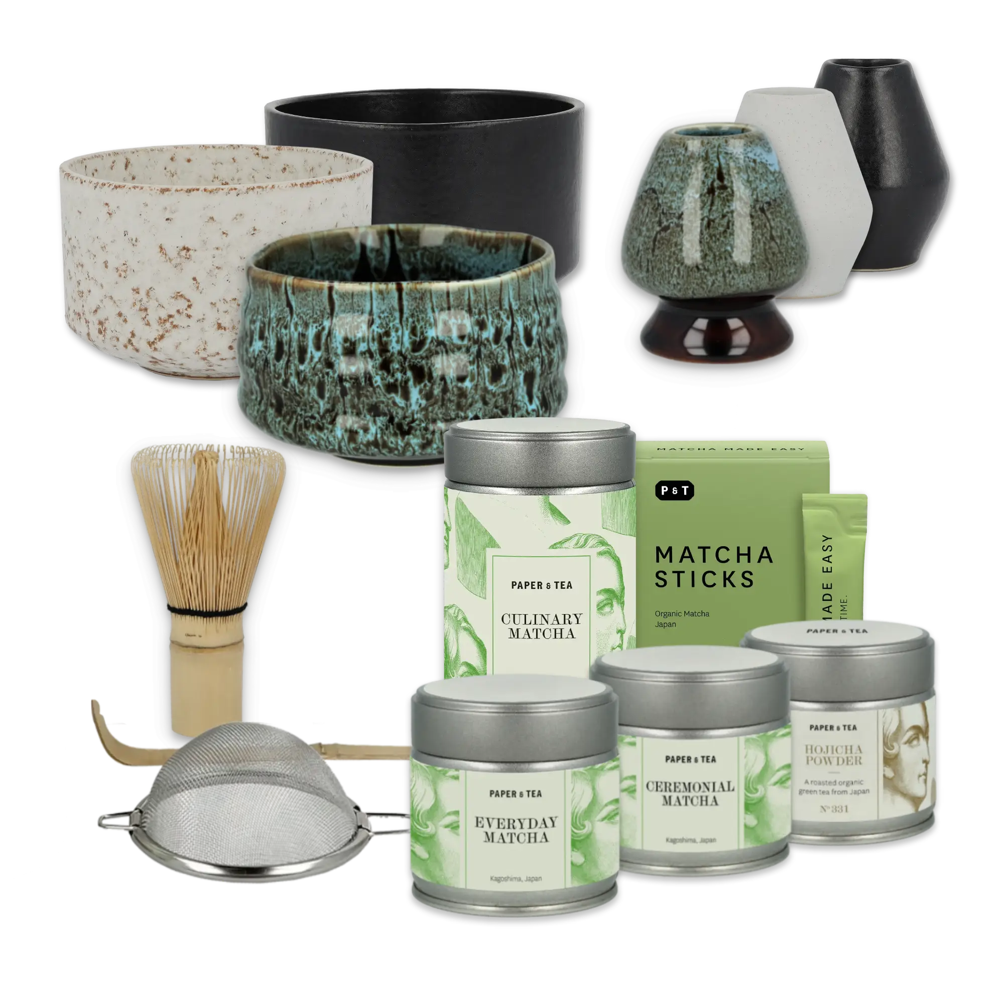 P&T Matcha-Teesorten mit Keramikschalen, Bambusbesen und Teesieb auf schwarzem Hintergrund.