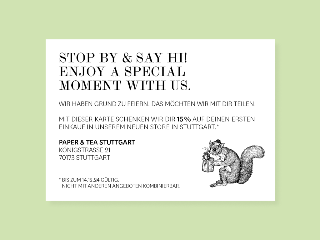 Weiße Karte mit schwarzem Text und einem feiernden Eichhörnchen für 15% Rabatt im neuen Paper & Tea Stuttgart Store.