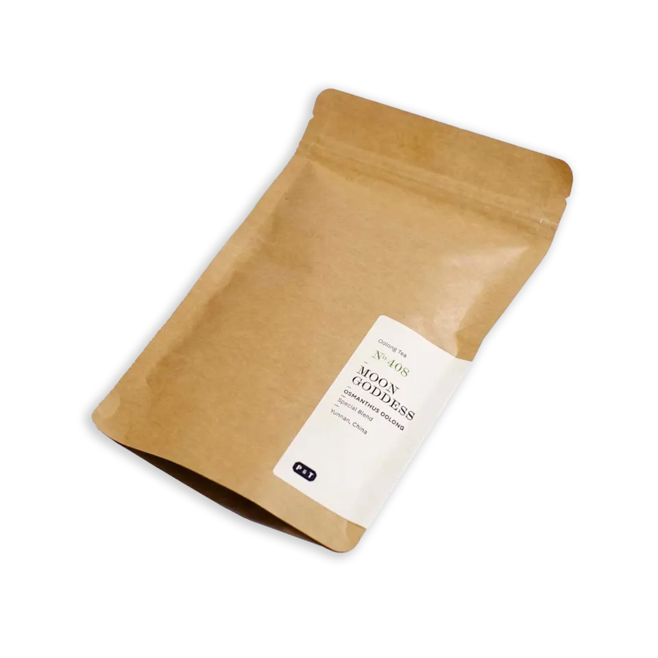 Braune Kraftpapierverpackung mit weißem Etikett für MOON GODDESS Osmanthus Oolong Tee aus Yunnan.
