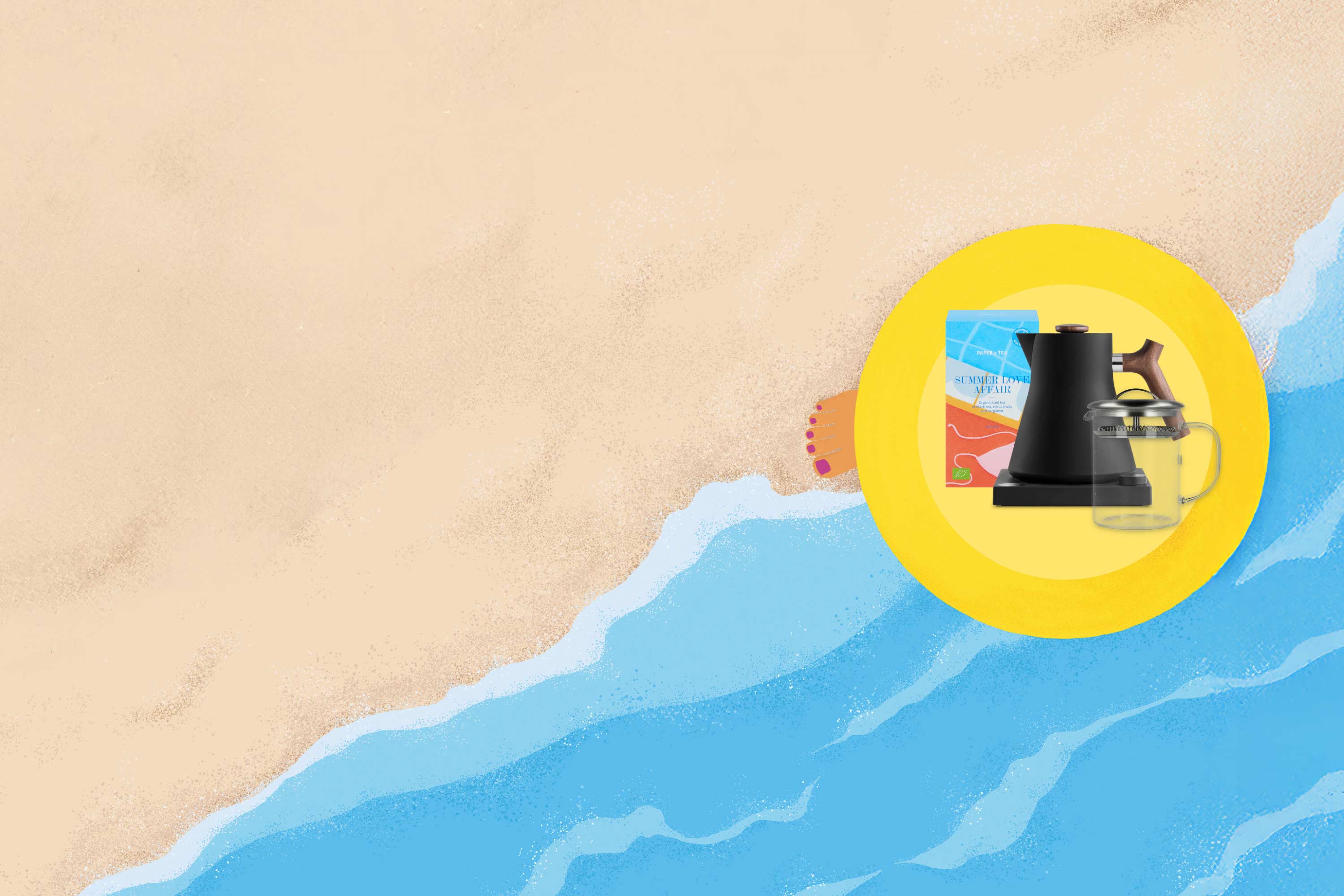 Sommer-Komposition mit 'Summer Love Affair' Bio-Eistee, Wasserkocher, Teekanne und Schwimmring am Strand