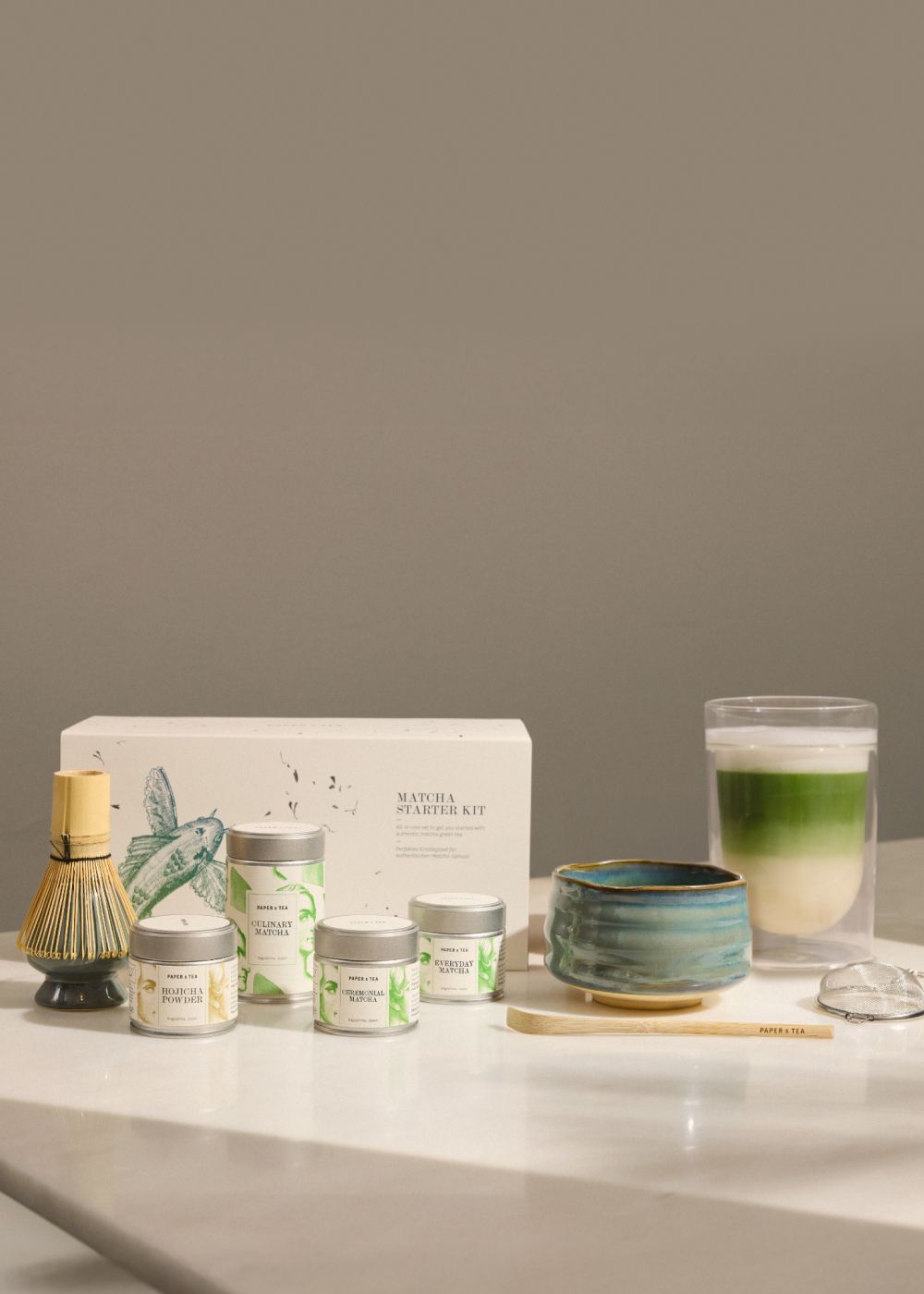 Matcha-Starterset mit vier Teedosen, Bambusbesen und blauer Keramikschale