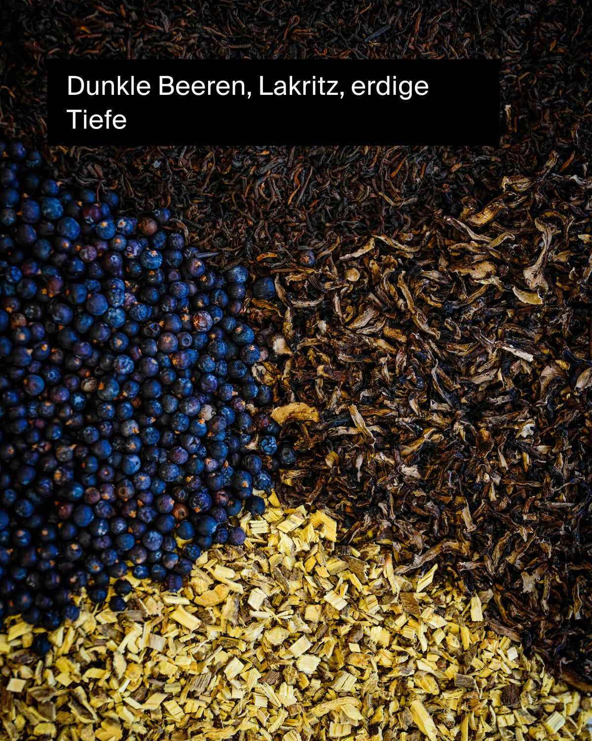 Schwarzes Etikett mit weißem Text 'Dunkle Beeren, Lakritz, erdige Tiefe' vor Beeren und Lakritz