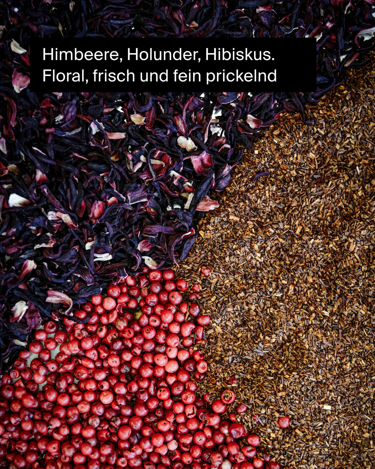 Drei Haufen getrockneter Zutaten: Hibiskusblüten, Holunderbeeren und Kräuter