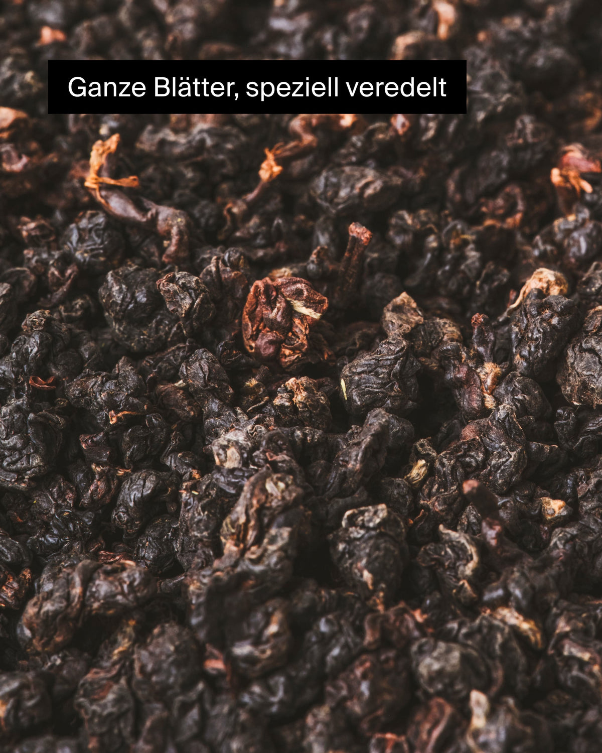 Dunkle, speziell veredelte Teeblätter mit reicher Textur symbolisieren Premium-Qualität bei P&T.