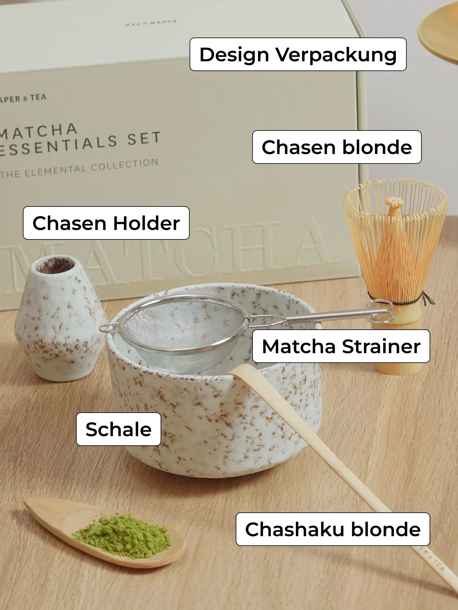 Matcha-Set mit Bambus-Teewerkzeugen und Keramikschale vor Paper & Tea-Verpackung