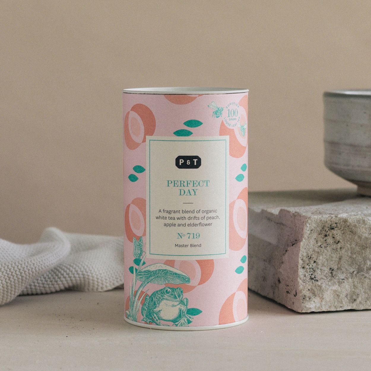 Pastellrosa Teedose mit botanischen Illustrationen und grünem Frosch, präsentiert P & Ts Duftmischung Perfect Day.
