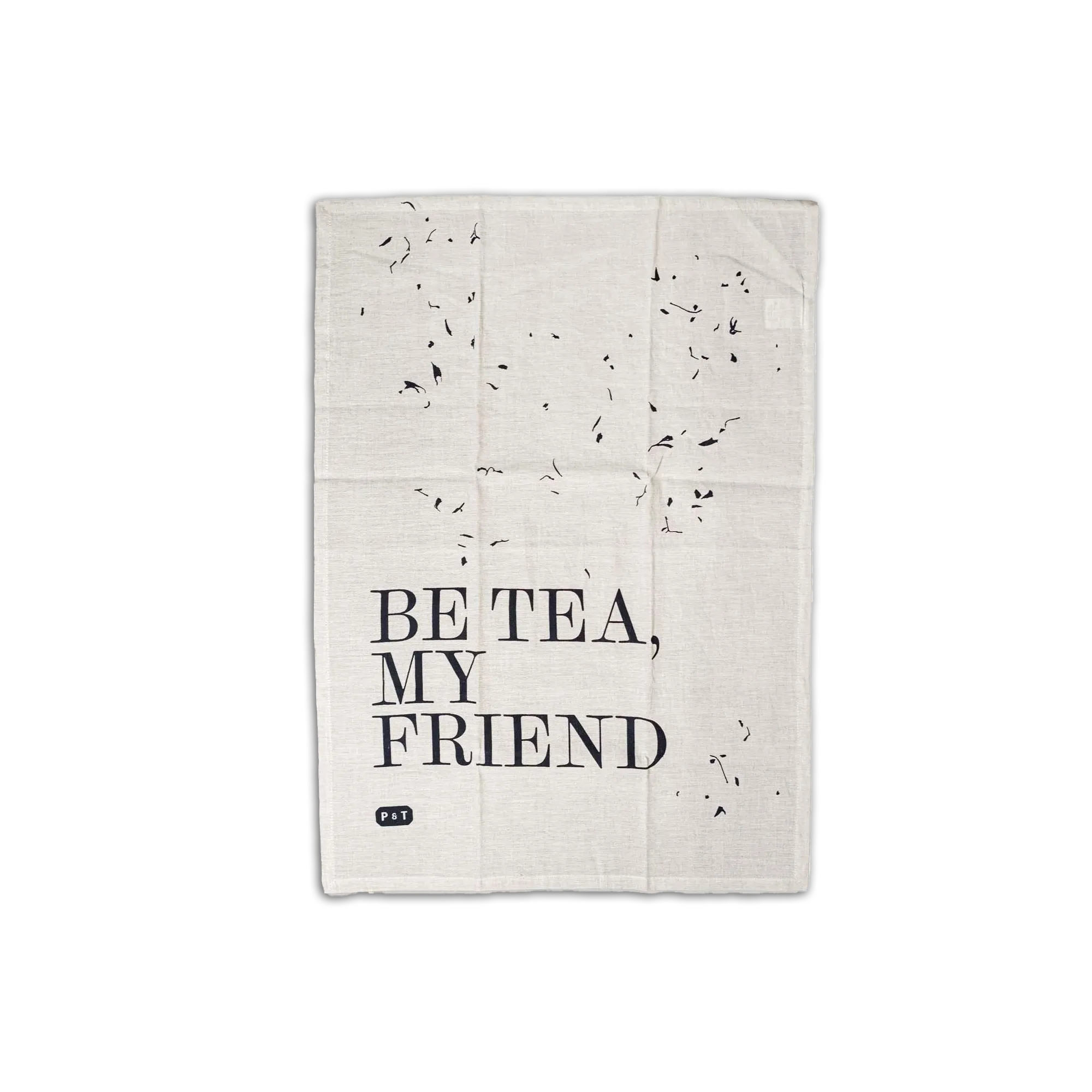 Beiges Teetuch mit schwarzen Teeblatt-Motiven, Schriftzug »BE TEA, MY FRIEND« und »P & T« Logo.