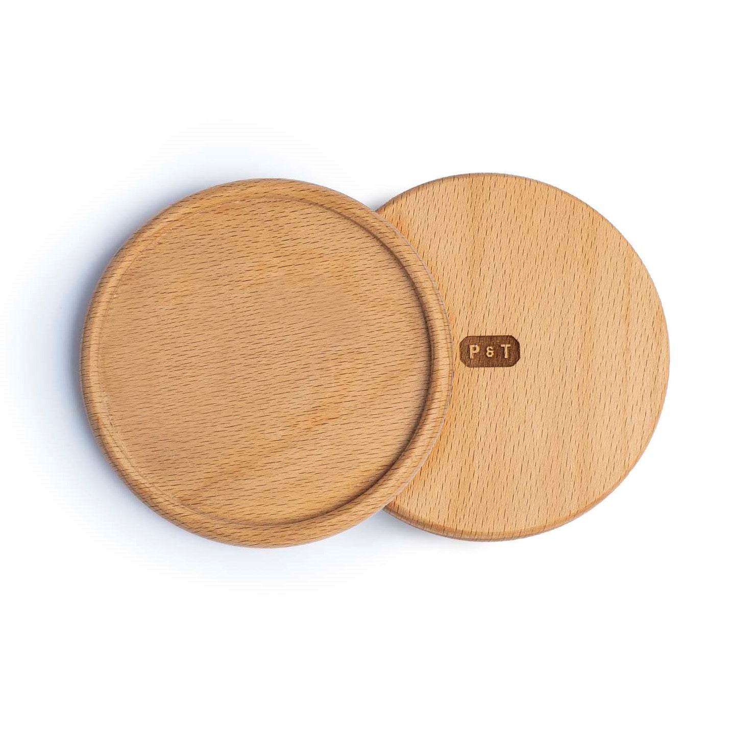 Zwei runde Holzplatten mit natürlicher Maserung, eine mit eingraviertem 'P & T' Logo, auf weißem Hintergrund.