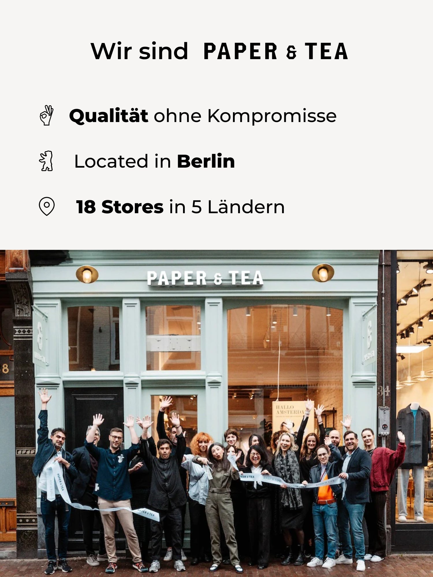 Lebhafte Gruppe vor mintgrünem PAPER & TEA Laden mit leuchtendem Logo und festlicher Stimmung.