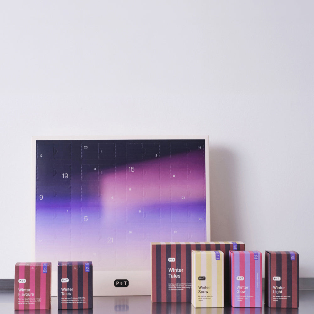 P&T Adventskalender in Blau-Lila-Pink mit 25 Türen und fünf gestreiften Geschenkboxen für Winterflavors.