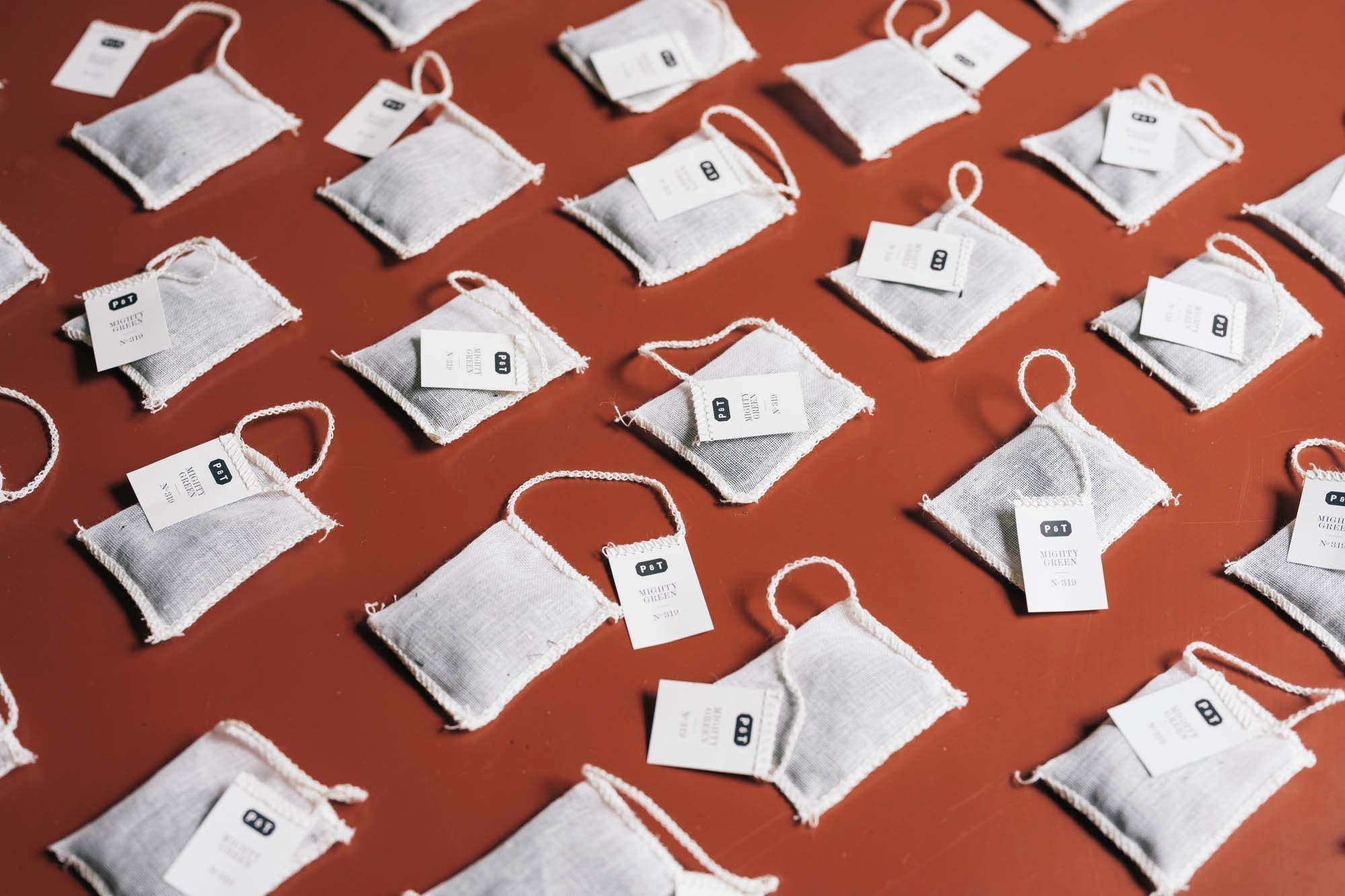 Mehrere weiße Stoffbeutel von P&T Mighty Green