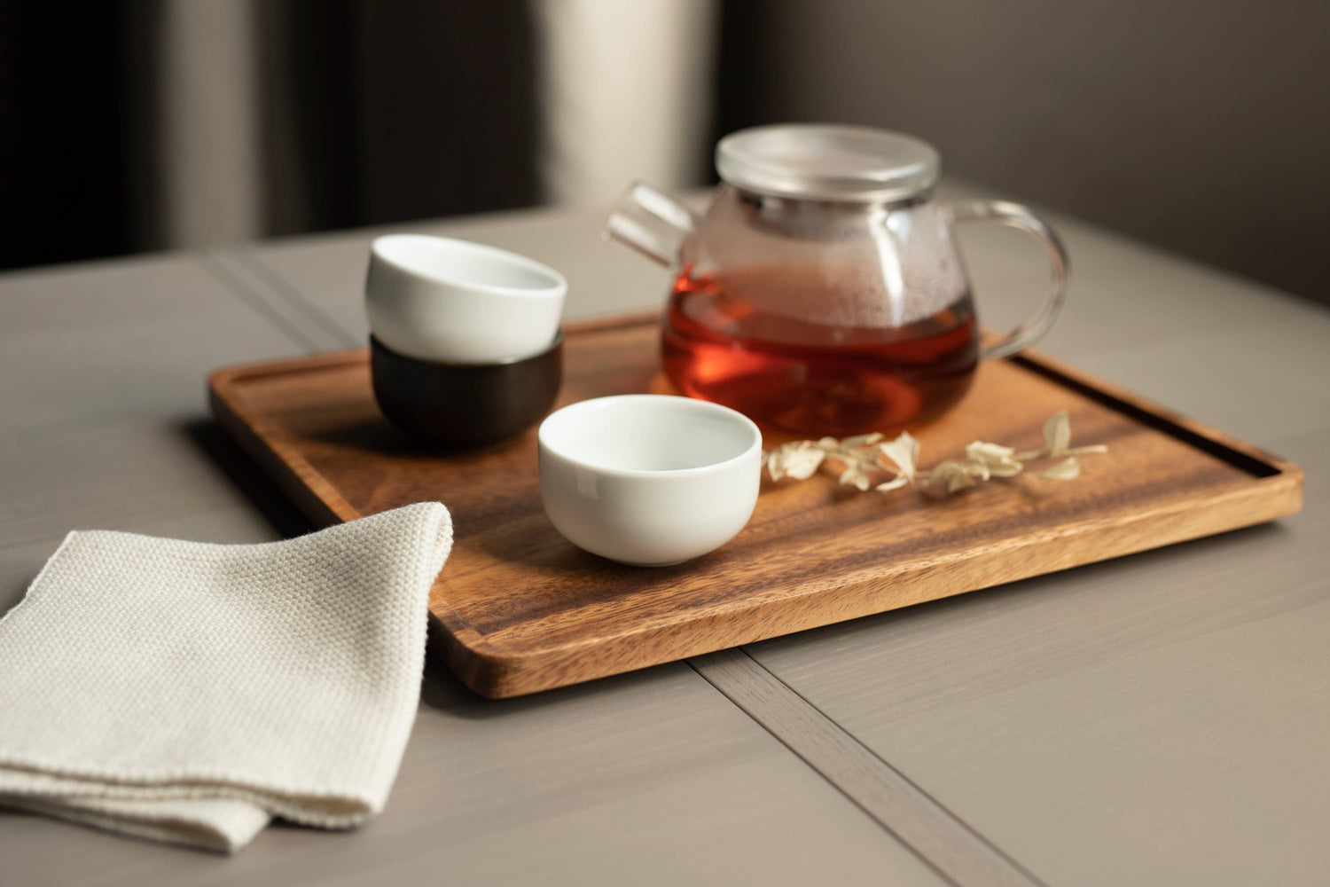 Frisch aufgebrühter Schwarztee mit drei Tassen