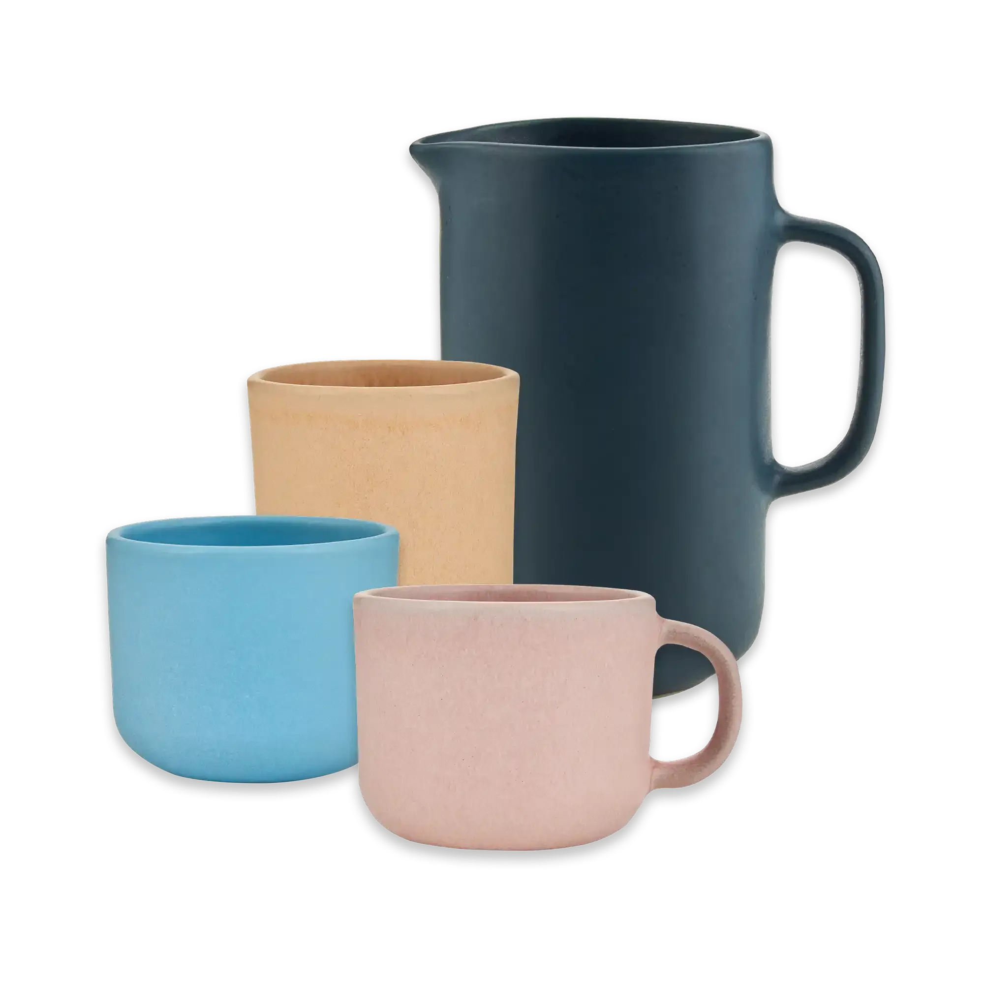 Dunkelblauer Keramikkrug mit Henkel hinter vier matten Bechern in Beige, Himmelblau und Hellrosa.