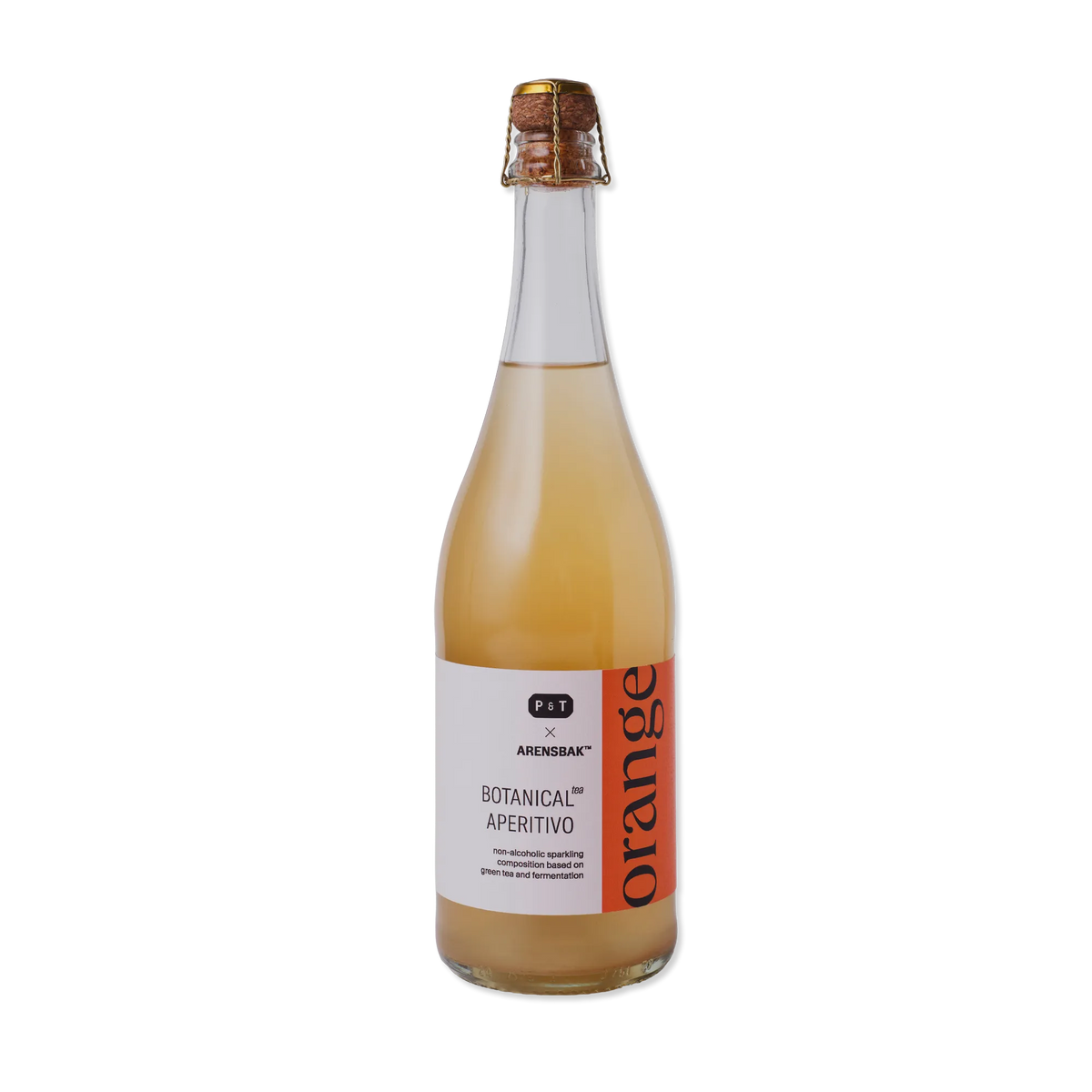 Klare Glasflasche mit P&T Arensbak Botanical Aperitivo, alkoholfreies sprudelndes Grüntee-Getränk mit Orange.