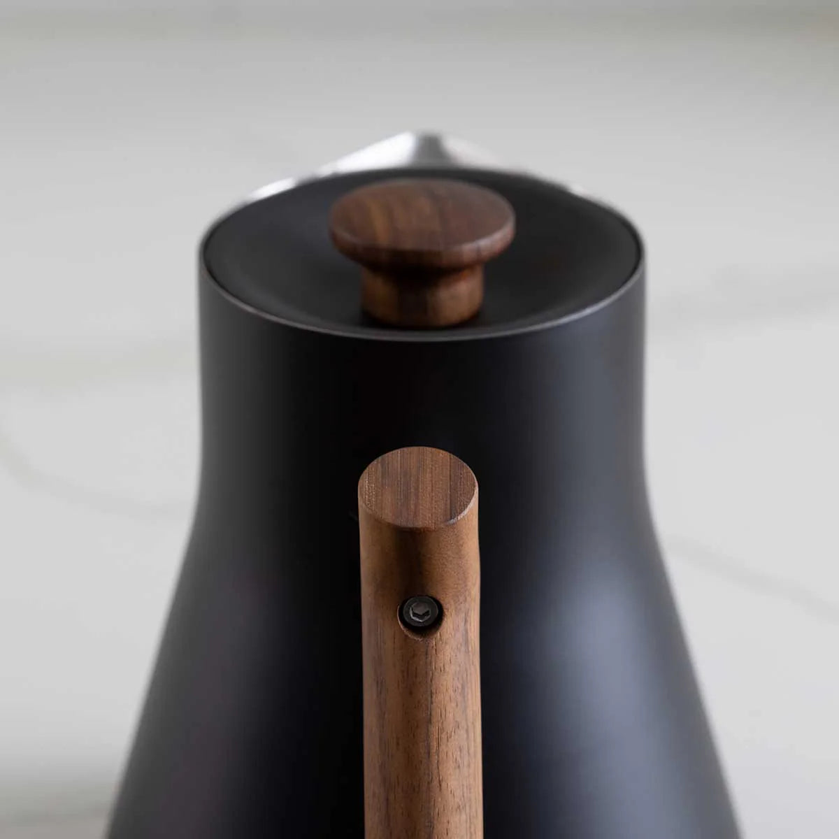 Mattschwarzer Wasserkocher mit Holzgriff, minimalistisches Design für Teezubereitung
