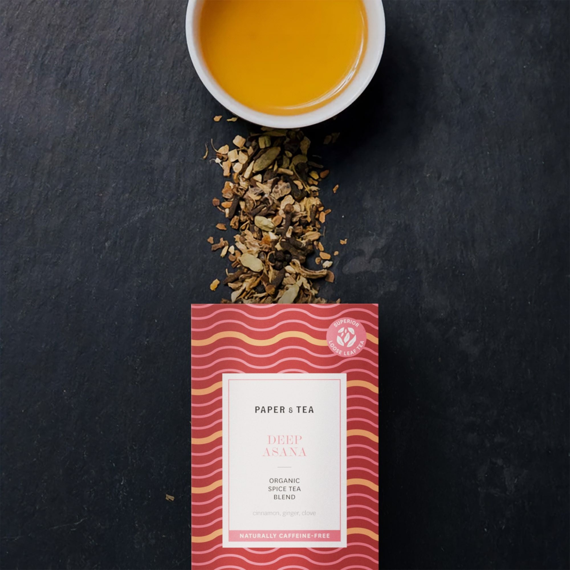 Teebox Paper & Tea Deep Asana mit organischem Gewürztee aus Zimt, Ingwer und Nelke, koffeinfrei.