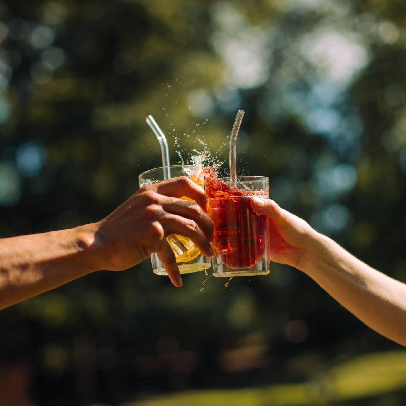 Anstoßen mit zwei erfrischenden Eistees im Glas