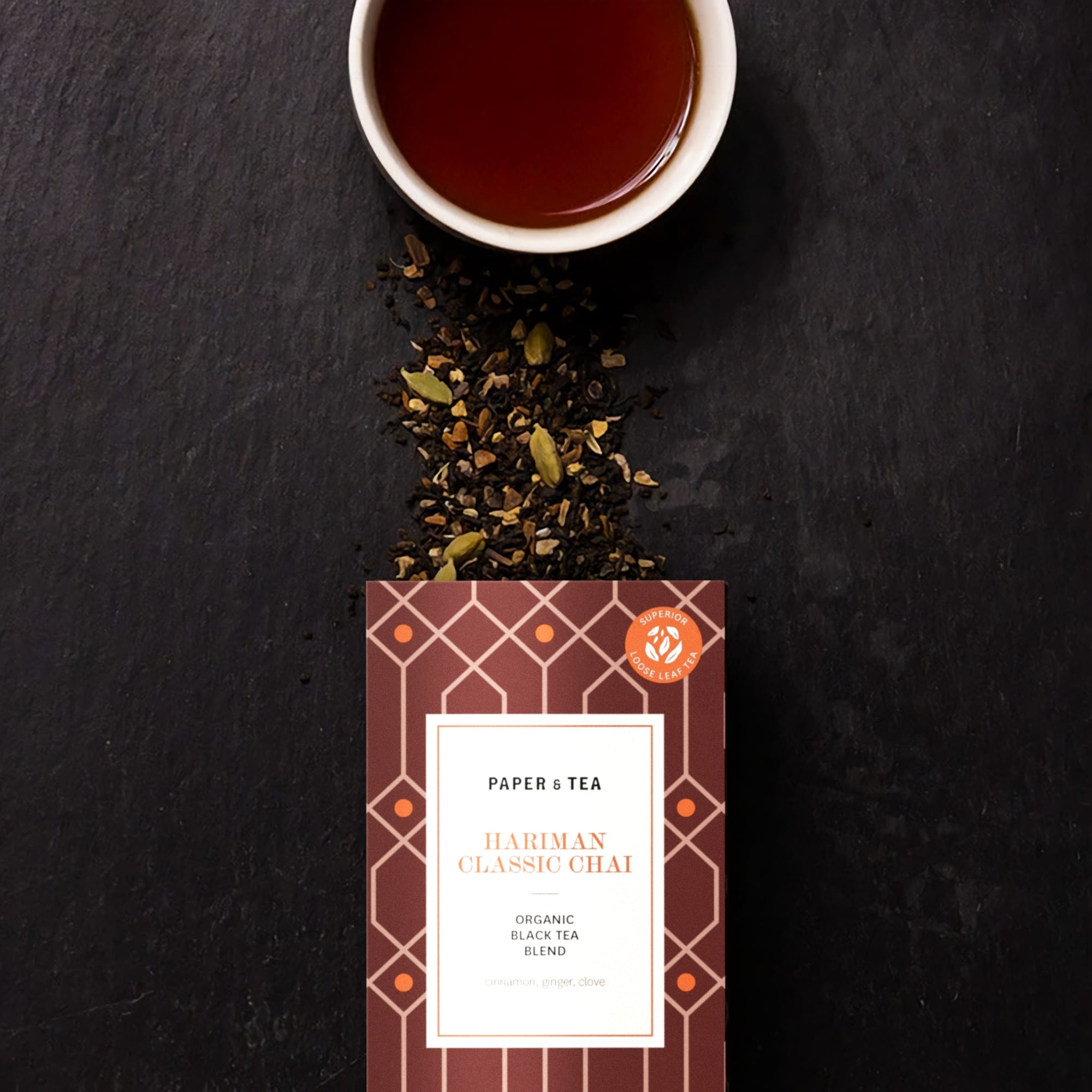 PAPER & TEA Hariman Classic Chai Bio-Schwarztee mit Zimt, Ingwer und Nelken neben Keramiktasse
