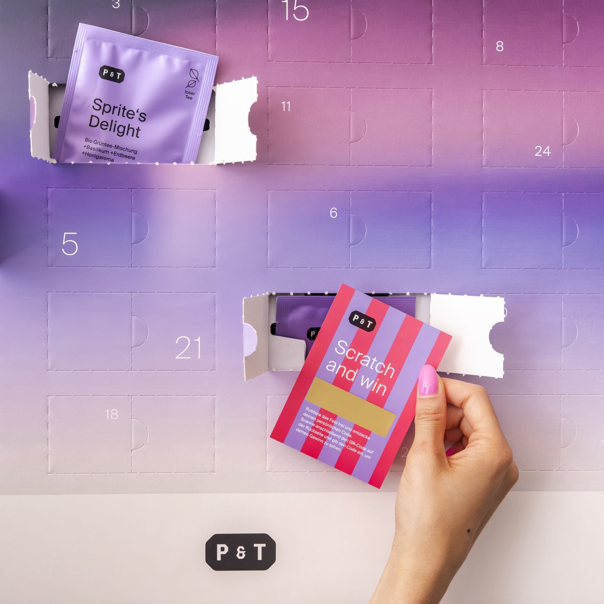 Adventskalender mit lila Farbverlauf und geöffneten Türen zeigt P&T Sprite's Delight Bio-Grüntee mit Basilikum, Erdbeere und Honigaroma. Daneben eine Hand mit roter Rubbelkarte für Gewinnspiel.