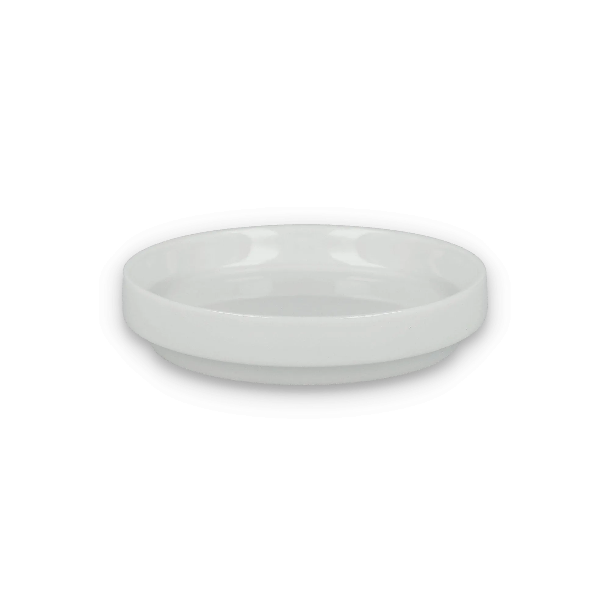 Rundes weißes Keramikschälchen mit glatter Oberfläche und erhöhter Kante vor schwarzem Hintergrund.