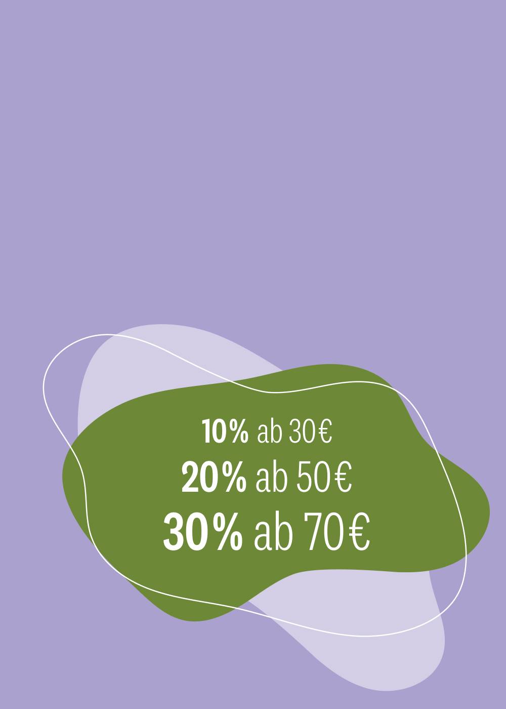 Drei weiße Rabattzeichen auf grünem organischem Hintergrund vor lavendelfarbenem Grund