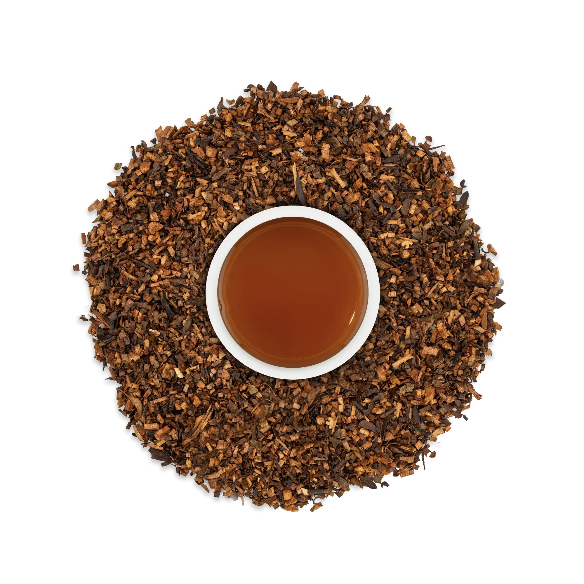 Weißer Becher mit braunem Tee, umgeben von losem, getrocknetem Tee und Kräutern auf schwarzem Hintergrund.