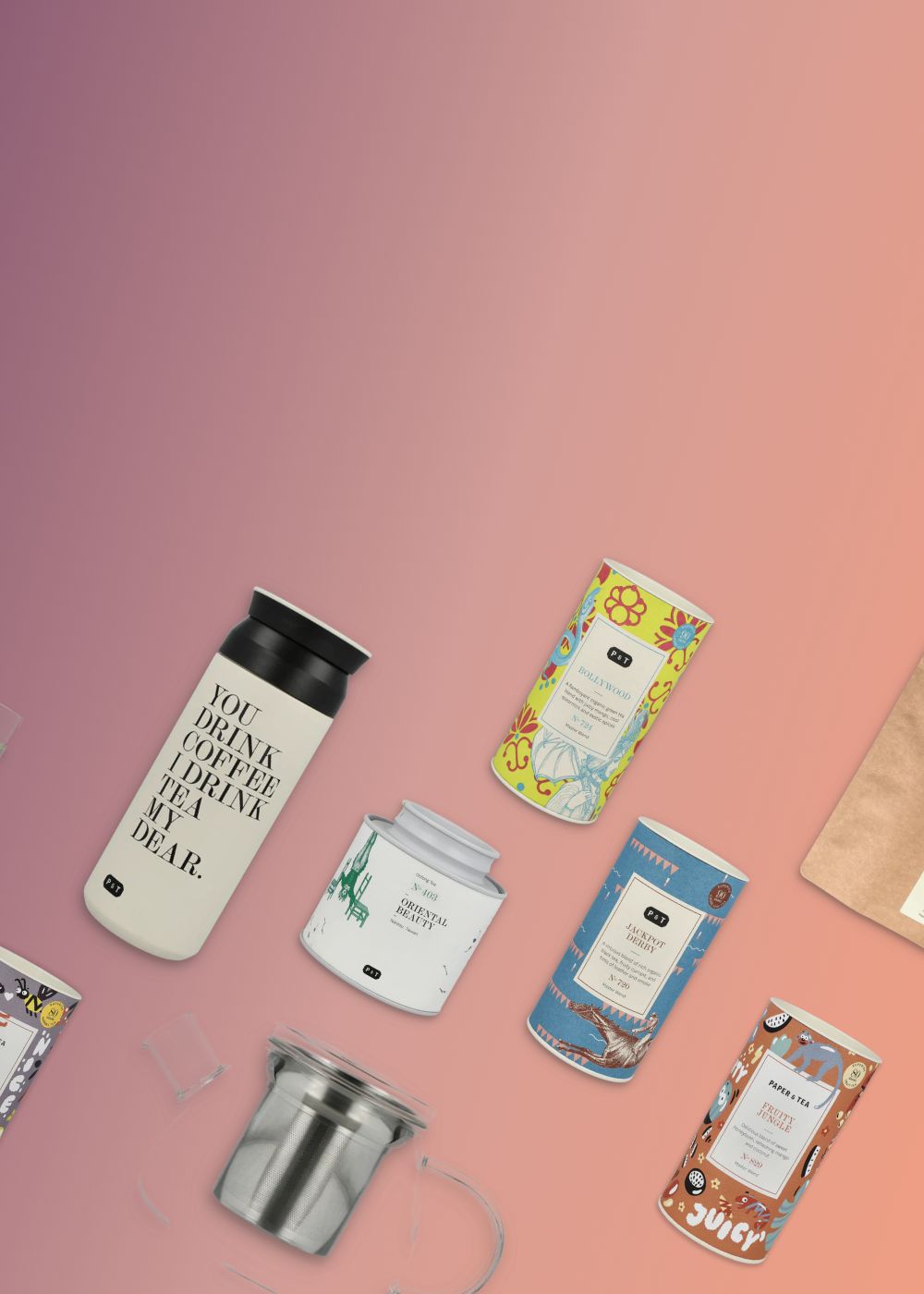 Weißer Travel-Teebecher mit Aufschrift umgeben von bunten Tee-Dosen und Glas-Teesieb auf rosa Hintergrund.
