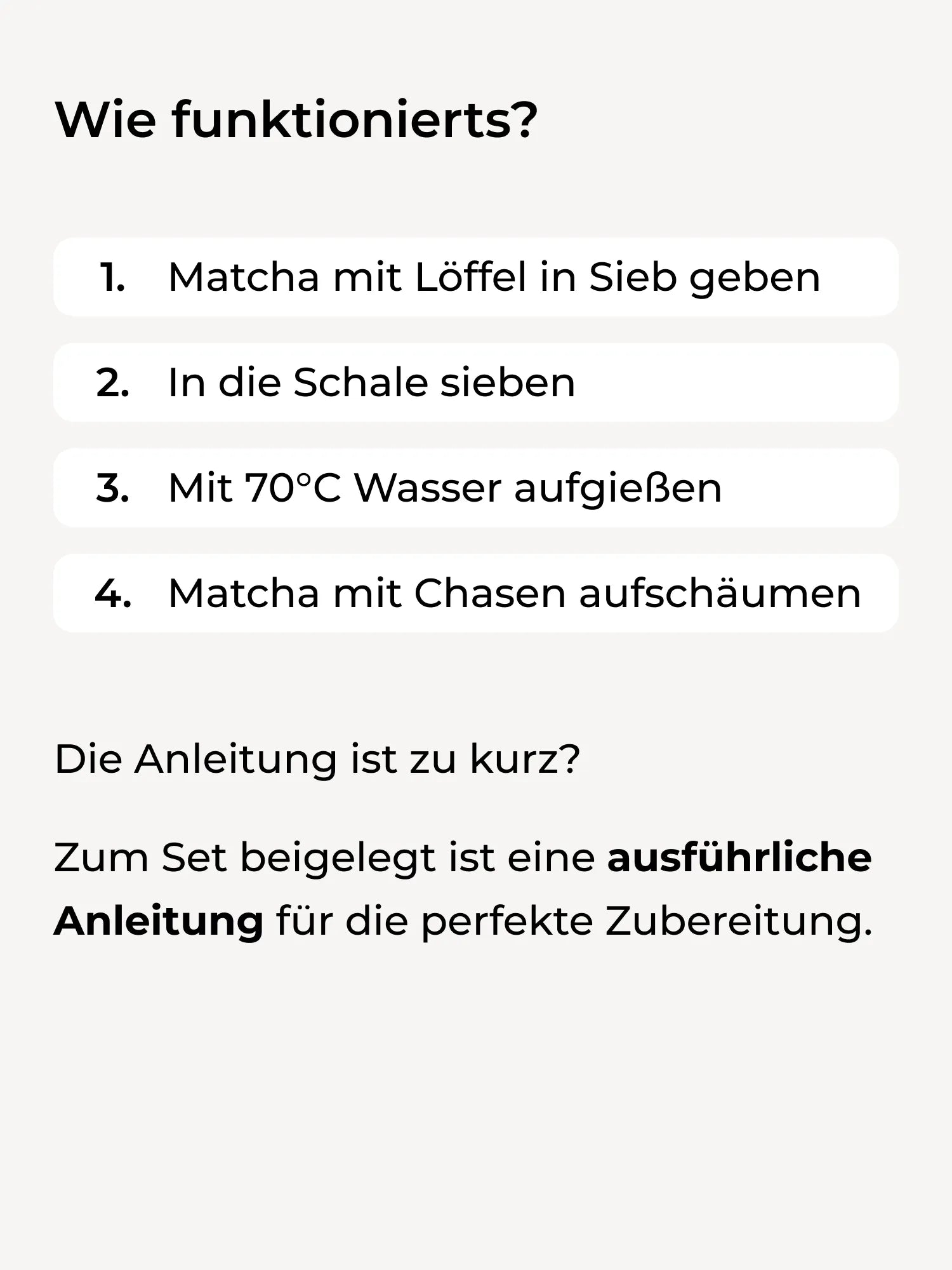 Anleitungskarte mit vier Schritten zur Zubereitung von Matcha-Tee, inklusive Sieben und Aufschäumen.