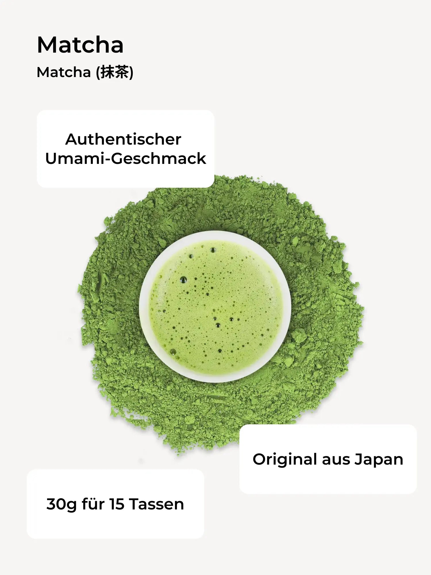 Weiße Keramiktasse mit schaumigem Matcha-Tee auf einem Kreis aus frischem Matcha-Pulver.