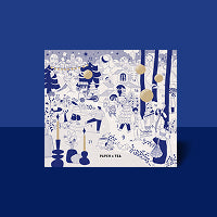 Quadratisches Kunstwerk mit abstrakten blauen Figuren und Bäumen, gold-weiße Anhänger, Text PAPER TALL.