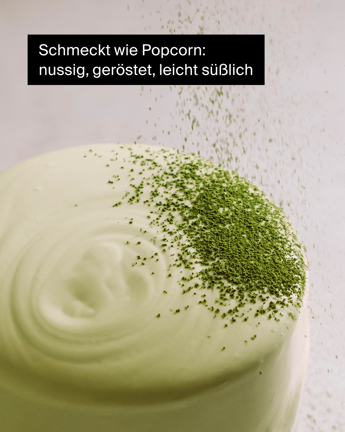 Cremiges hellgrünes Dessert mit grüner Puderzuckerbestäubung, nussig geröstete Popcornnote.