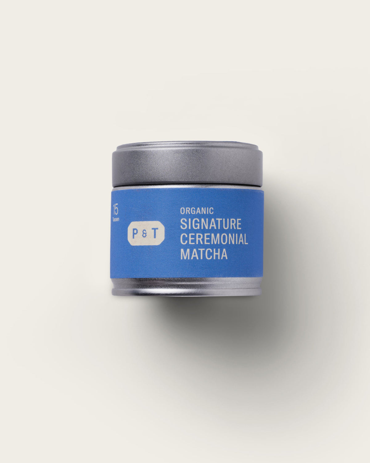 Runde Dose mit grauem Deckel, blauem Etikett, weißem P&T-Logo und Schriftzug "Organic Signature Ceremonial Matcha"