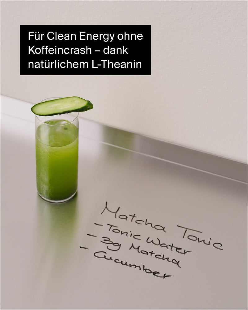 Hohes Glas mit grünem Matcha-Tonic und Gurkenscheibe, Hinweis auf natürliches L-Theanin für Energie.