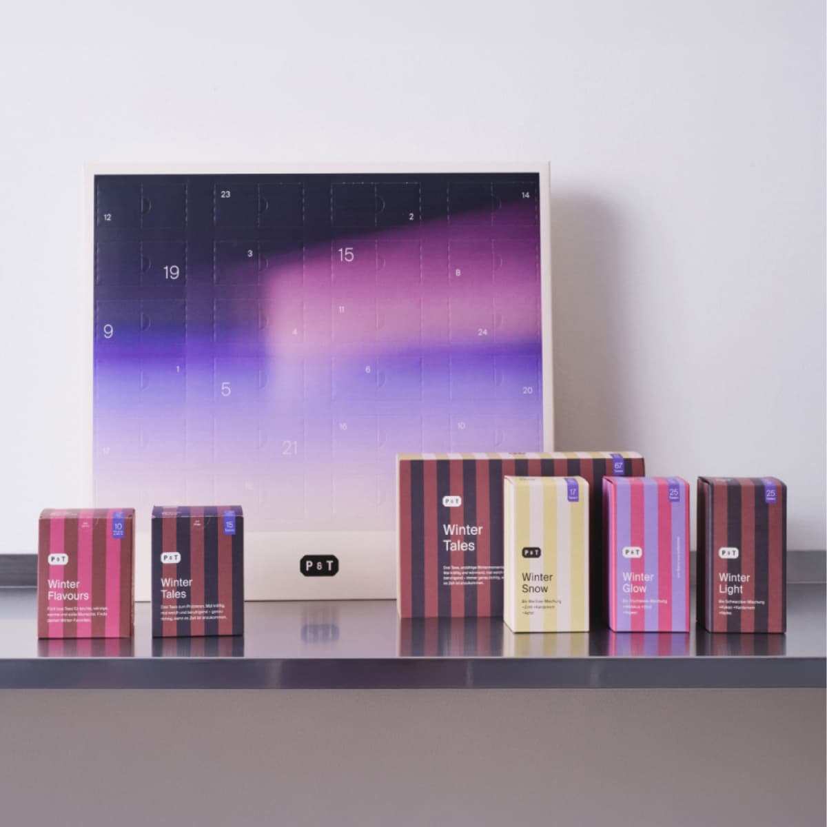 Winter-Adventskalender von P&T mit farbverlaufenen Türen und sechs bunten Geschenkboxen
