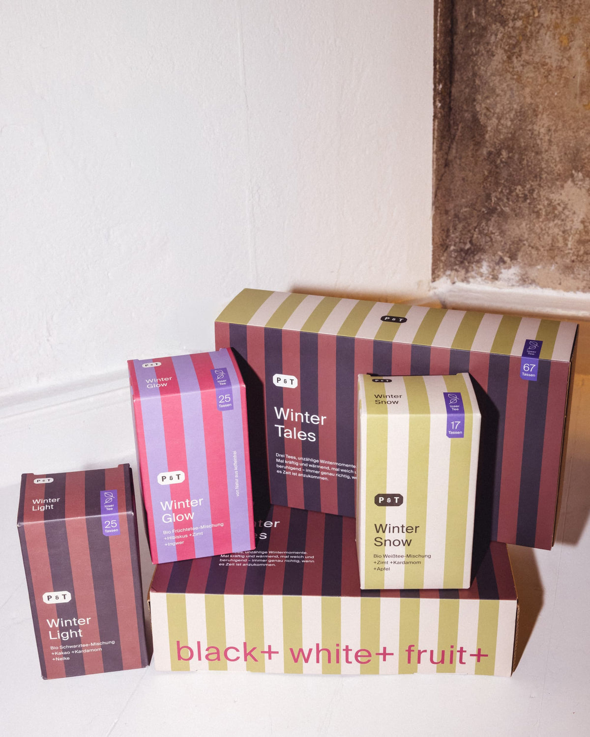 P&T Winter Tea Kollektion mit stilvoll gestreiften Verpackungen in lila, pink und grün.