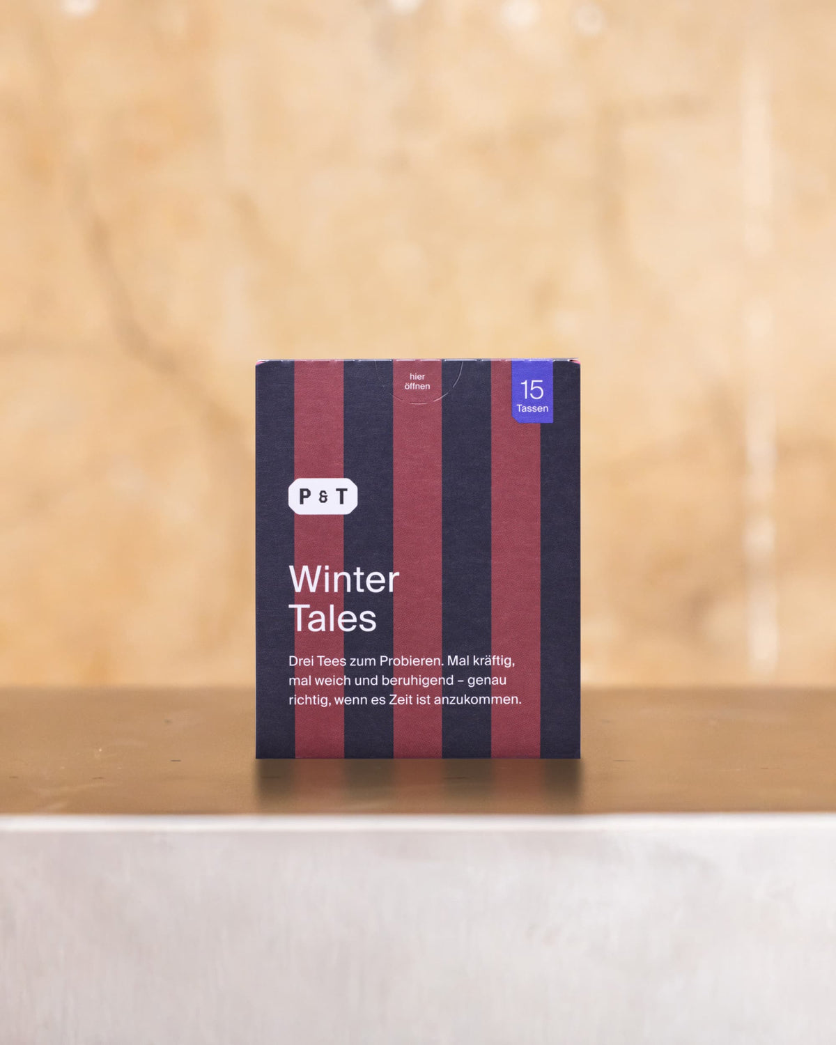 Elegante P&T Winter Tales Teebox mit drei Probierpackungen, dunkelrotes und schwarzes Streifenmuster